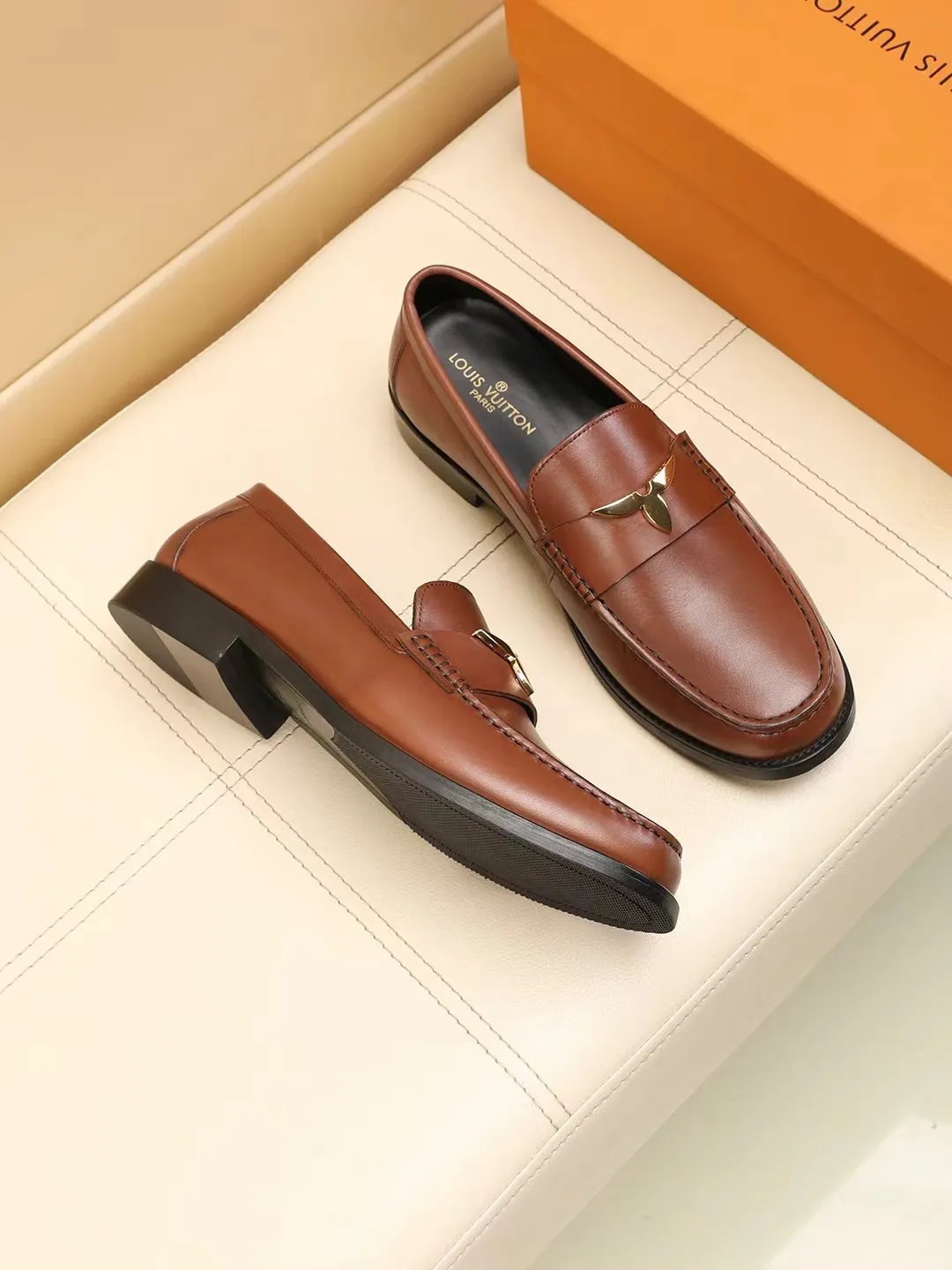 Men's shoes 440 💰 Louis Vuitton LV ® 🆕 model 🔛Full shoe counter, first layer cowhide, 🐂leather lined casual shoes for men, super soft outsole, essential for driving. Synchronized with the counter, original first layer cowhide, completely 1:1 mold customization🌹top version, color optional! Number: 39-44 (customized at 38.45.46)